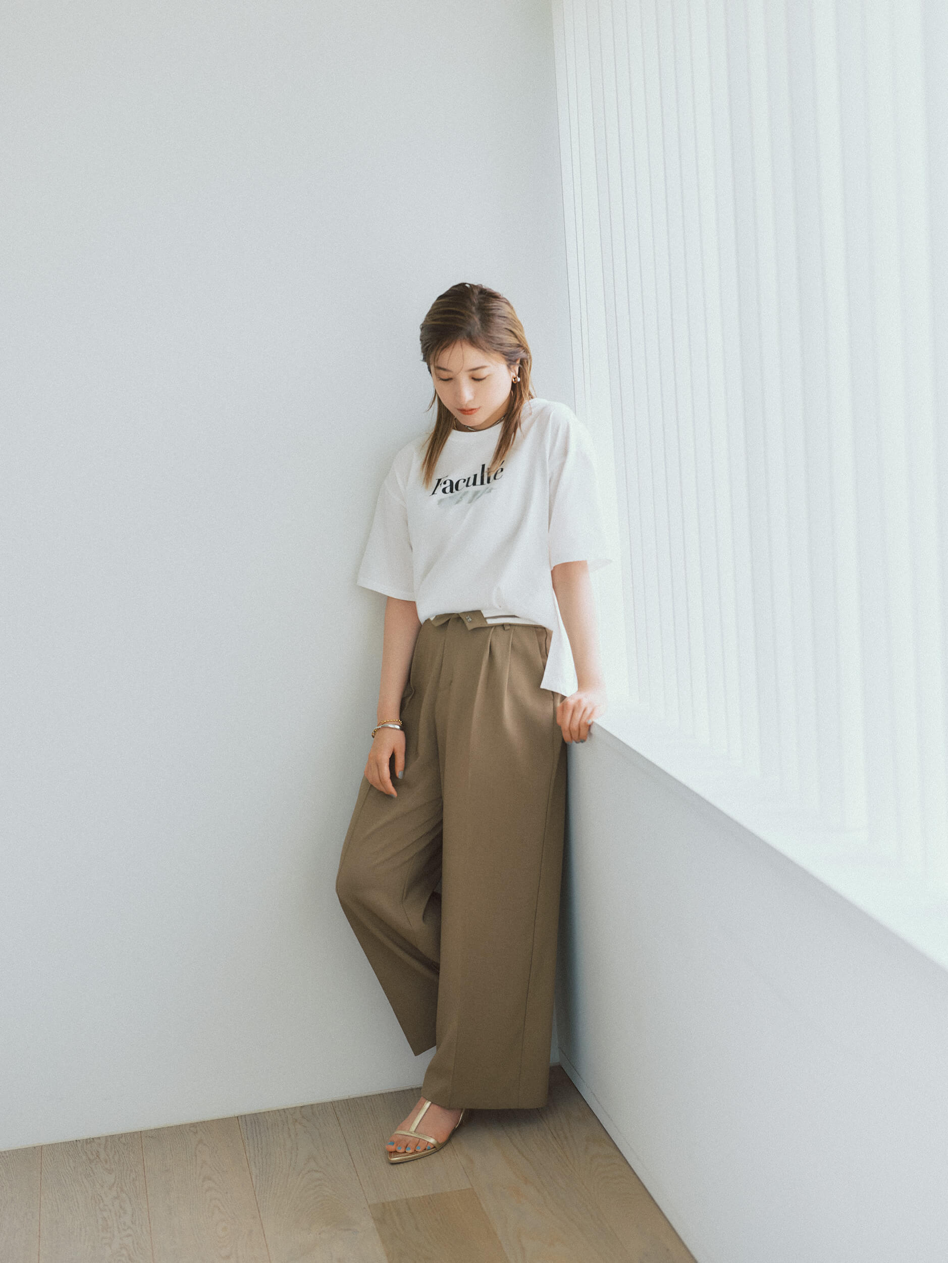 吉高由里子・宮沢氷魚がまとう 1枚でサマ見えするリッチクリーンTeeシリーズ | Rich Cleen Tee Elevate your everyday style | Outfits of Yuriko Yoshitaka 1
