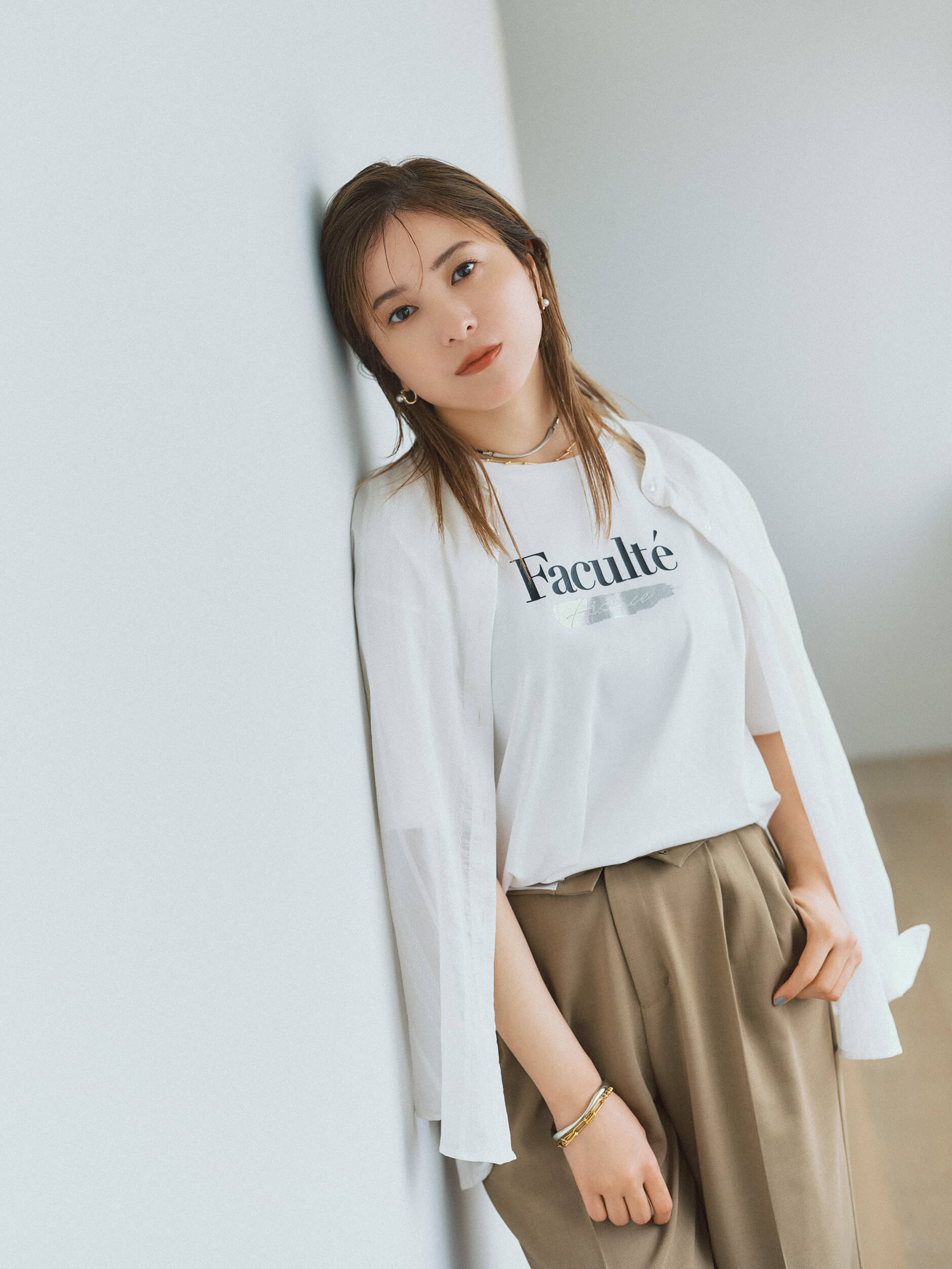 吉高由里子・宮沢氷魚がまとう 1枚でサマ見えするリッチクリーンTeeシリーズ | Rich Cleen Tee Elevate your everyday style | Outfits of Yuriko Yoshitaka 3