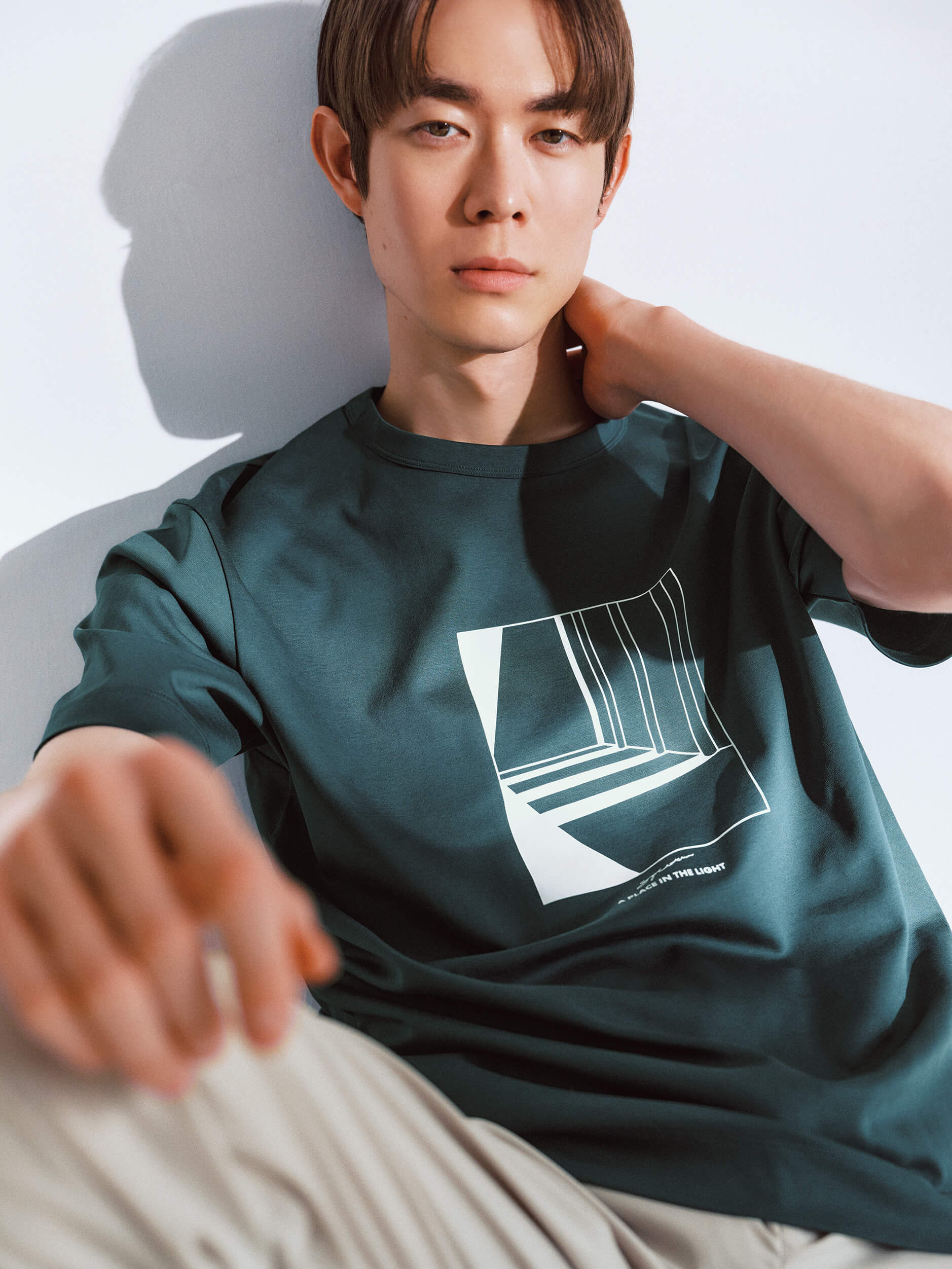 吉高由里子・宮沢氷魚がまとう 1枚でサマ見えするリッチクリーンTeeシリーズ | Rich Cleen Tee Elevate your everyday style | Outfits of Hio Miyazawa 1