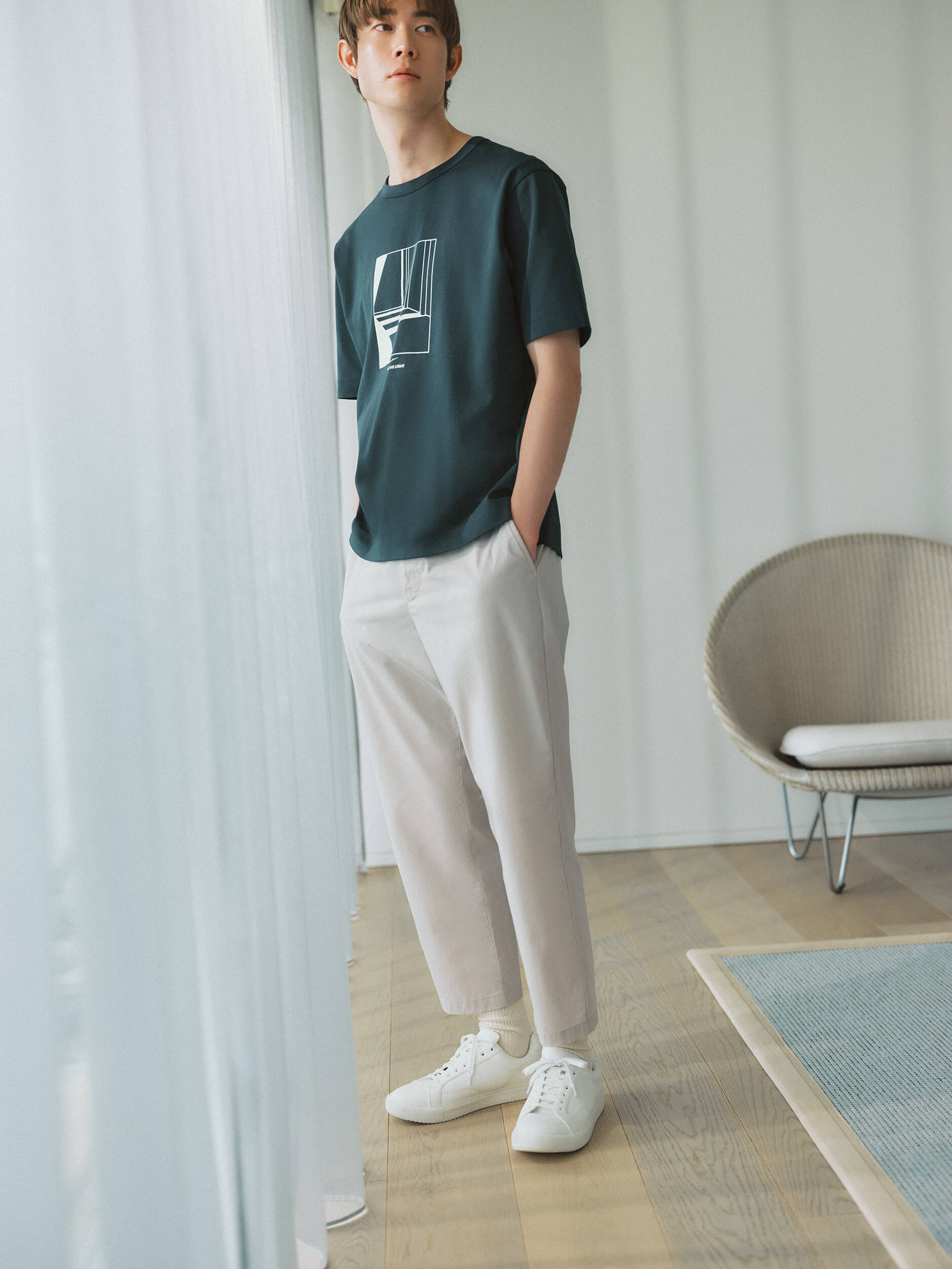 吉高由里子・宮沢氷魚がまとう 1枚でサマ見えするリッチクリーンTeeシリーズ | Rich Cleen Tee Elevate your everyday style | Outfits of Hio Miyazawa 2