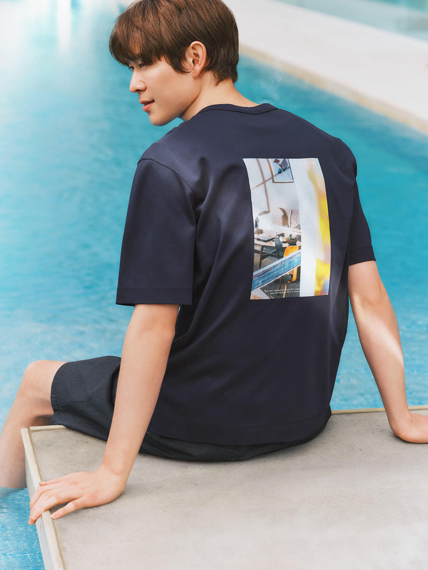 吉高由里子・宮沢氷魚がまとう 光沢感で高見えする リッチクリーンTeeシリーズ | Rich Cleen Tee Elevate your everyday style | Outfits of Hio Miyazawa 3